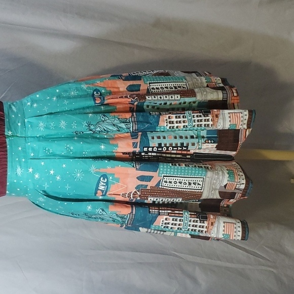 Women's Retro New York City Liberty Landmarks Pleated Novelty Skirt.  Size XS - Picture 4 of 13